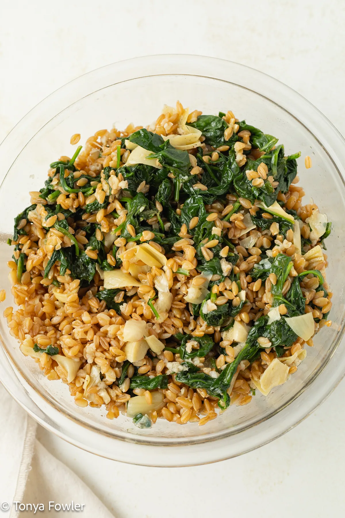 Einkorn salad with spinach in a bowl.
